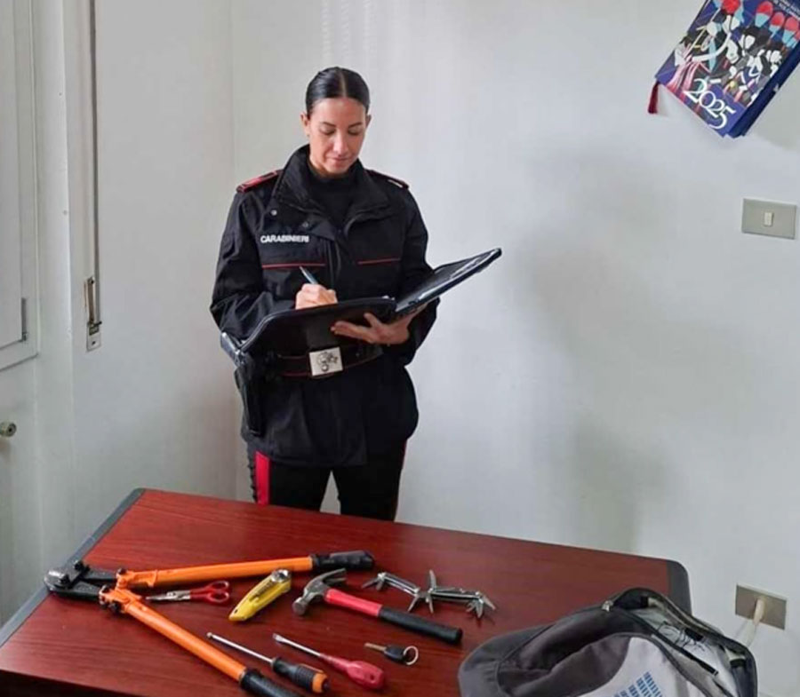 Bloccato con il kit da scasso: assalto seriale alle auto finito con l’arresto e il braccialetto elettronico