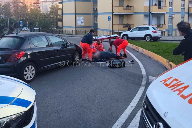 I soccorsi all'uomo investito in viale Repubblica