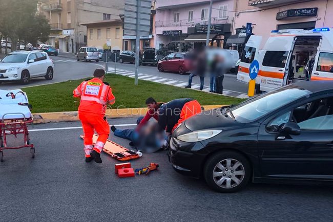 I soccorsi all'uomo investito in viale Repubblica