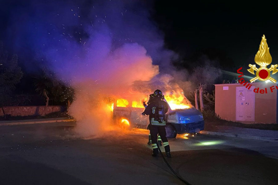 Furgone a fuoco nella notte: le fiamme rischiano di lambire il caseggiato dell’Enel