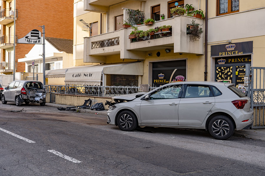 Nuoro. Pauroso incidente all’alba in via Catte: si schianta contro le auto in sosta e fugge