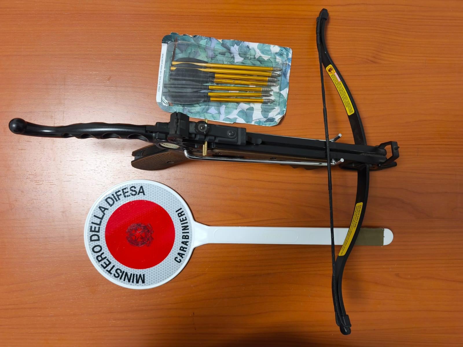 Nuoro. Aveva in auto una balestra e sette dardi: fermato e denunciato