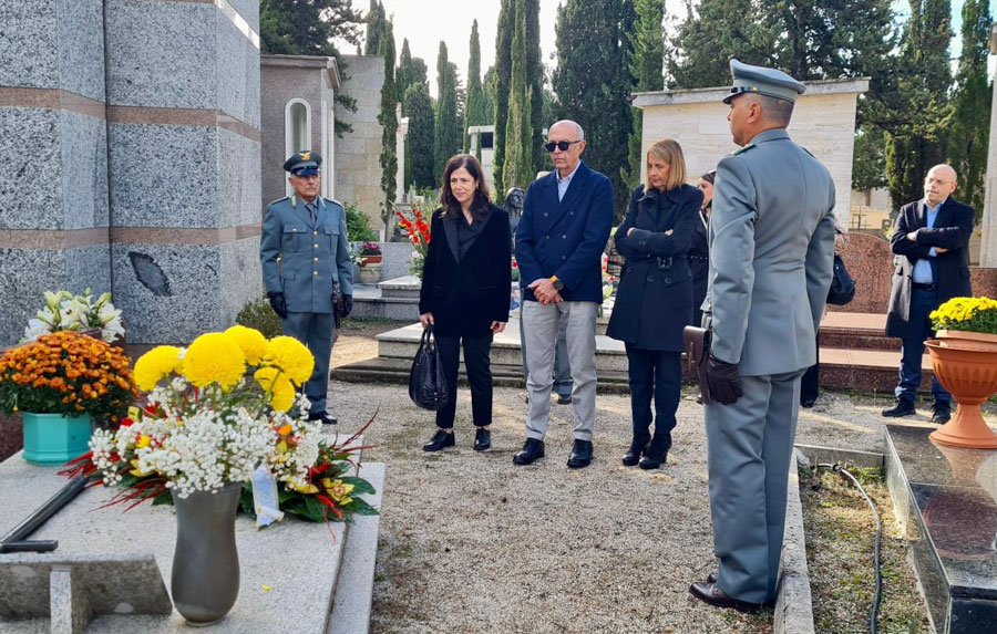 Nuoro. 2 novembre. La presidente Todde depone una corona di fiori sulla tomba di Mario Melis