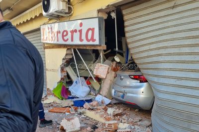 La facciata della libreria sfondata dall'auto alla Caletta
