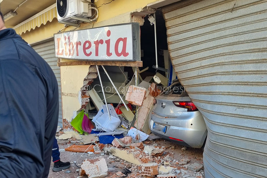 Perde il controllo dell’auto e sfonda la facciata di una cartolibreria: paura alla Caletta