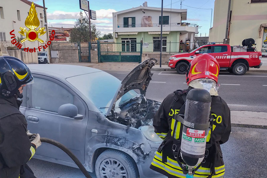 Si accorge in tempo che la Panda sta prendendo fuoco: salvo per miracolo