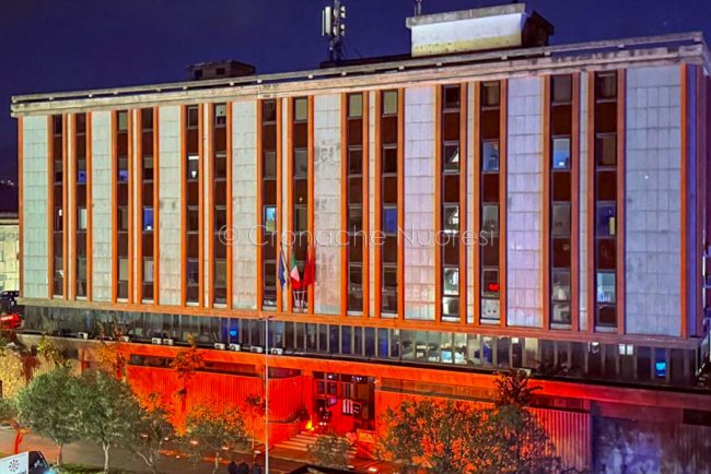 La questura di Nuoro illuminata di rosso
