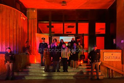 La questura di Nuoro illuminata di rosso