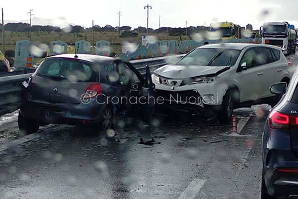 Tamponamento tra tre automezzi: traffico rallentato sulla 131