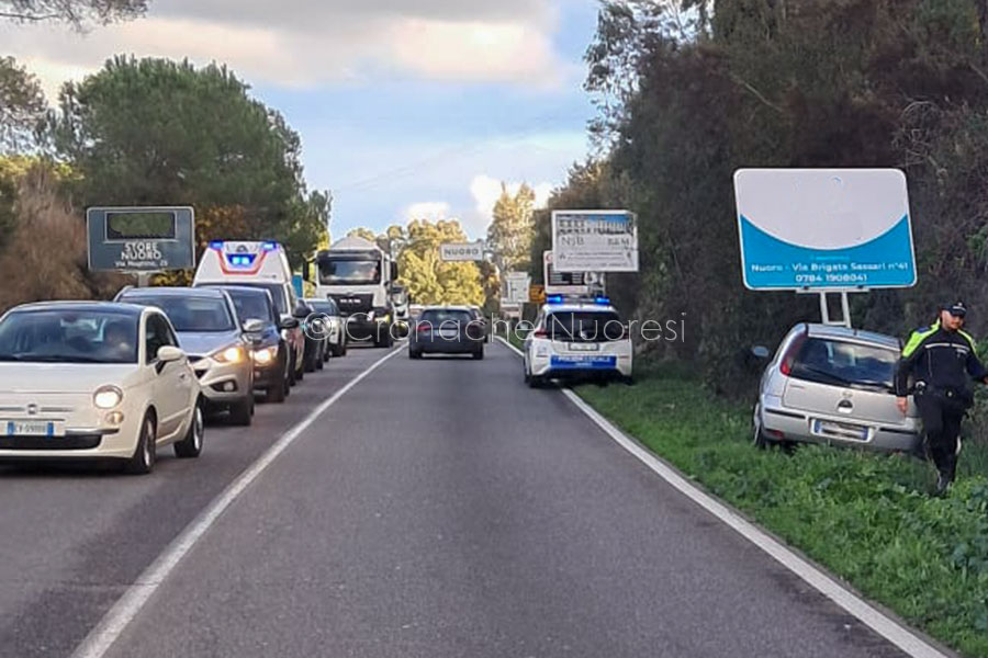 Incidente alle porte di Nuoro. Opel Corsa esce di strada: illesa la conducente
