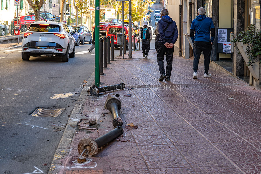 Nuoro. Una distrazione e abbatte con l’auto tre paletti sul marciapiede
