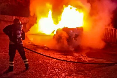 L'auto a fuoco in via Velio Spano