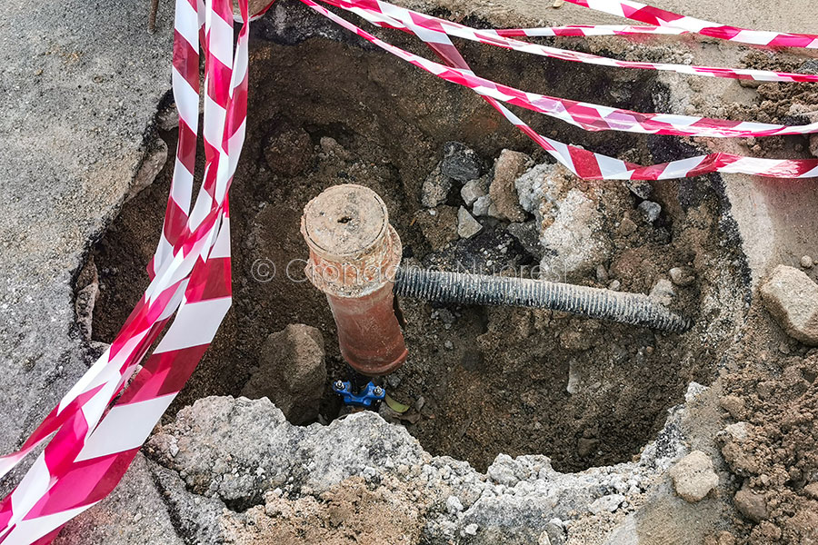 Emergenza idrica a Nuoro: ruspe in azione, rubinetti a secco in via Lombardia e via Campania fino al pomeriggio  