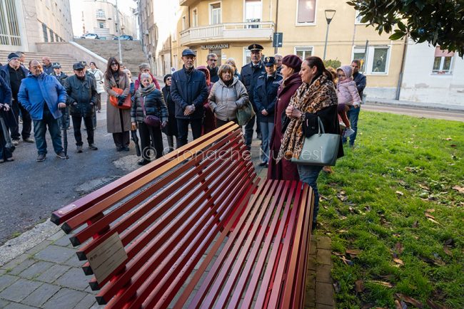 L'inaugurazione della panchina rossa (foto S.Novellu)