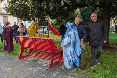 L'inaugurazione della panchina rossa (foto S.Novellu)