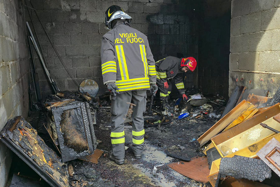Garage a fuoco nella mattinata: ingenti i danni