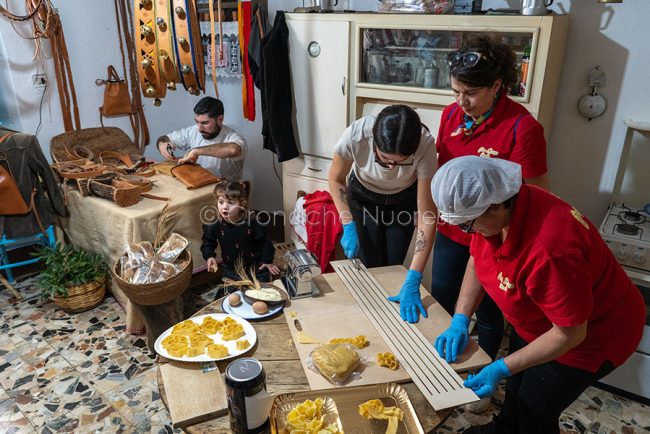 Lode', lavorazione del cuoio e delle orillettas (foto S.Novellu)