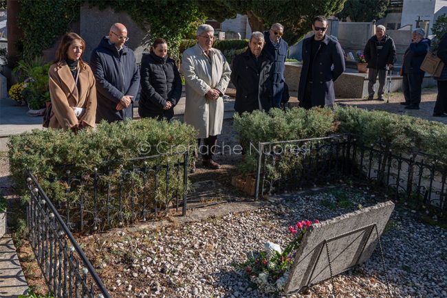 L'omaggio alla tomba Sebastiano Satta (foto S.Novellu)