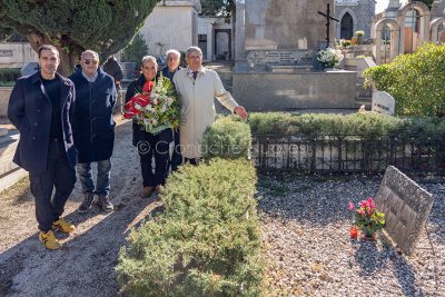 L'omaggio alla tomba di Sebastiano Satta (foto S.Novellu)