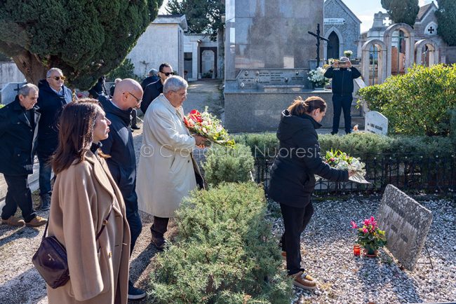 L'omaggio alla tomba di Sebastiano Satta (foto S.Novellu)