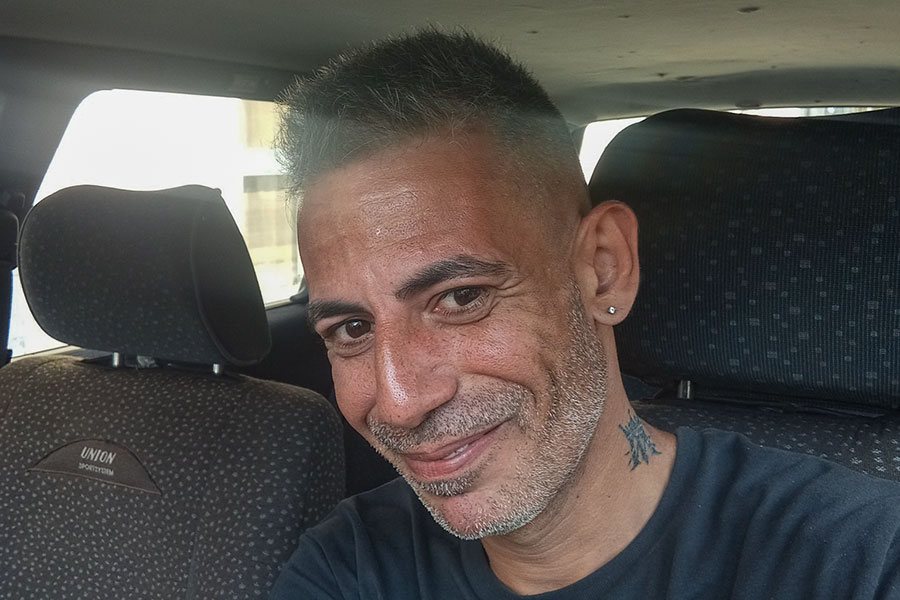 Tragedia della strada nella notte: un morto e due feriti nello scontro tra tre veicoli