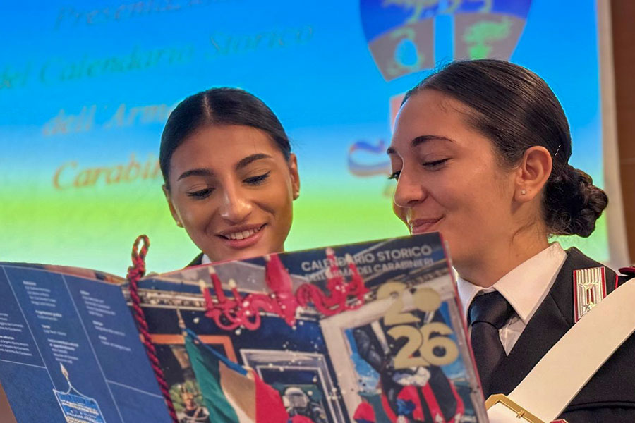 Anche in sardo il calendario storico dei Carabinieri 2026: eroi quotidiani tra arte letteratura