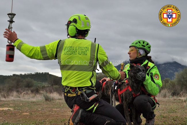 Il Soccorso alpiIl Soccorso alpino impegnato al verricellono impegnato nell'esercitazione