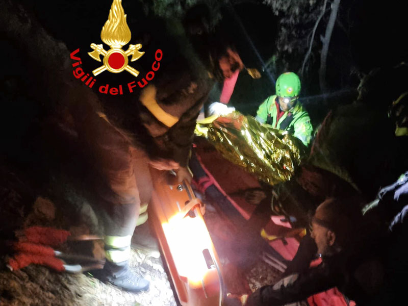 Donna precipita in un dirupo: soccorsa da VVF e Soccorso Alpino