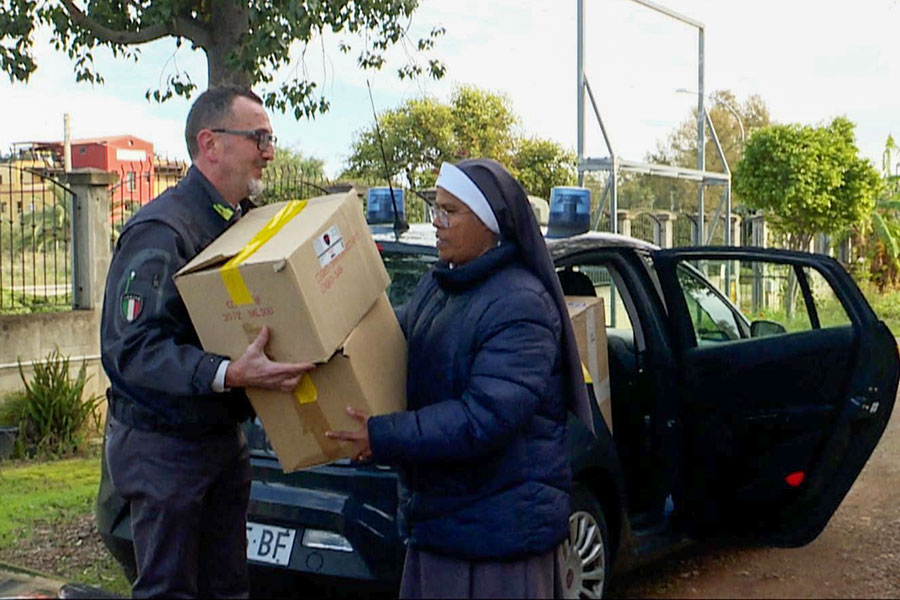 La guardia di finanza dona 600 capi di abbigliamento alla Caritas Diocesana