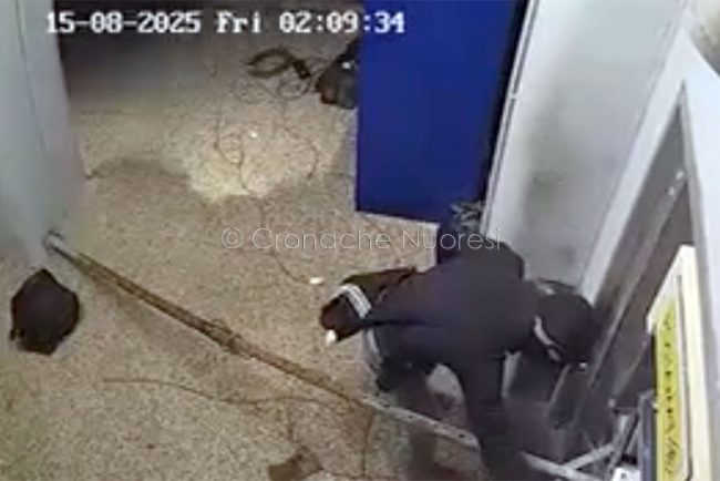 Un momento di un assalto ai bancomat