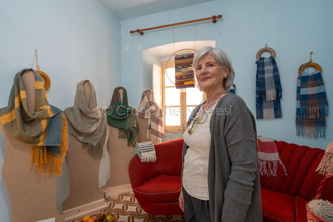 Una delle artigiane di Mastros in Nugoro (foto S.Novellu)