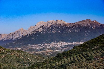 Uno scorcio di Oliena, all'ombra del monte Corrasi