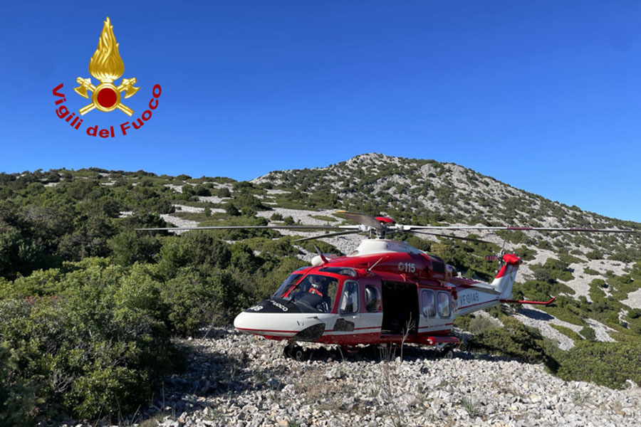 Cercava i cani dispersi e si perde in un anfratto: salvato dai Vigili del fuoco in elicottero nella valle di Lanaitho