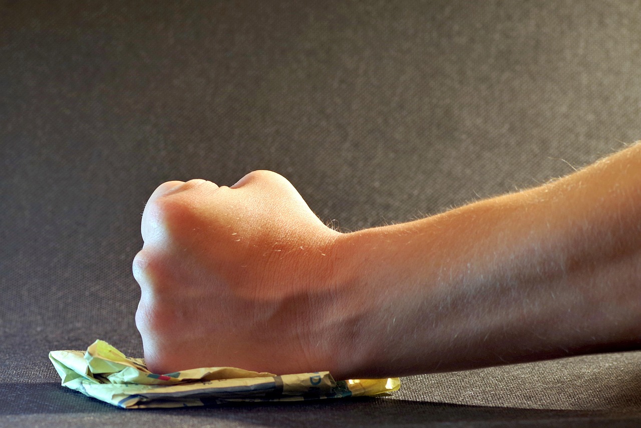 Estorsione tra i banchi di scuola in Sardegna: arrestato un 16enne