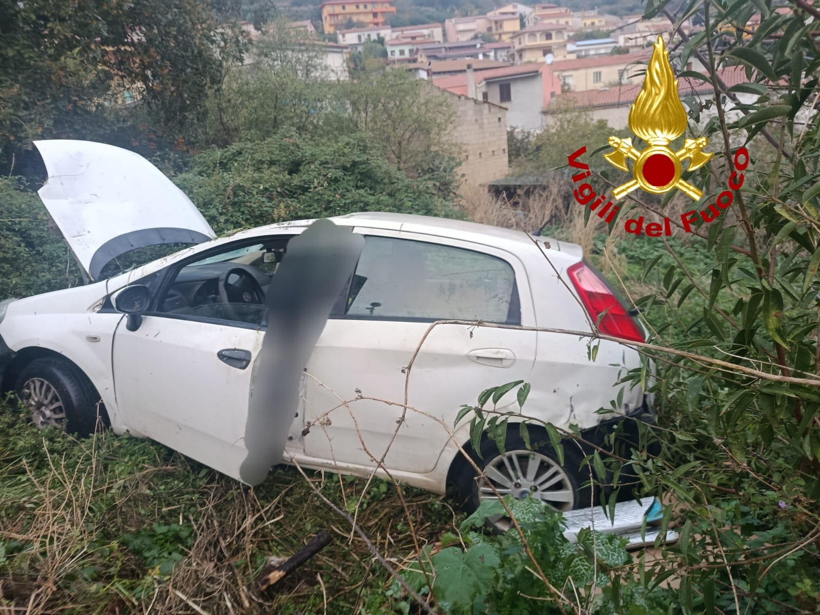 Dramma a Bono. 53enne muore precipitando con l’auto in una scarpata