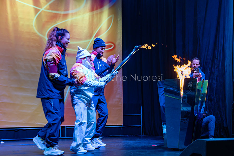 La fiamma olimpica è giunta a Nuoro accolta da un bagno di folla – VIDEO