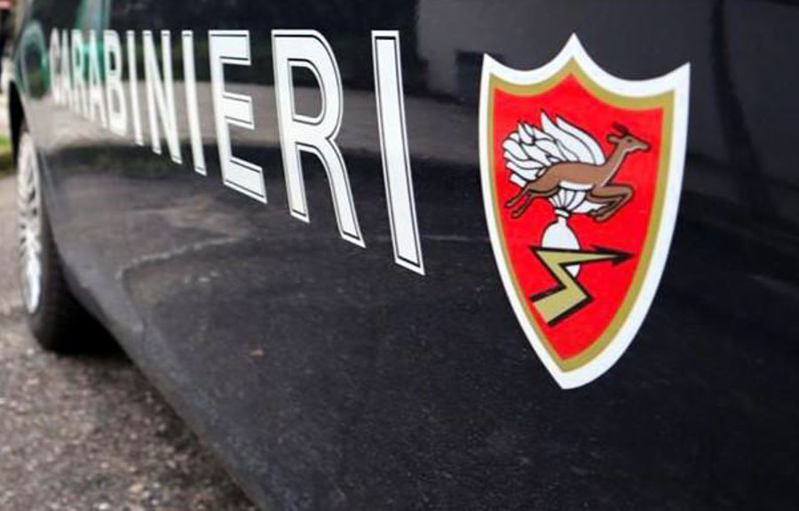 Percosse, insulti e minacce alla madre con aggressione ai soccorritori: 51enne arrestato