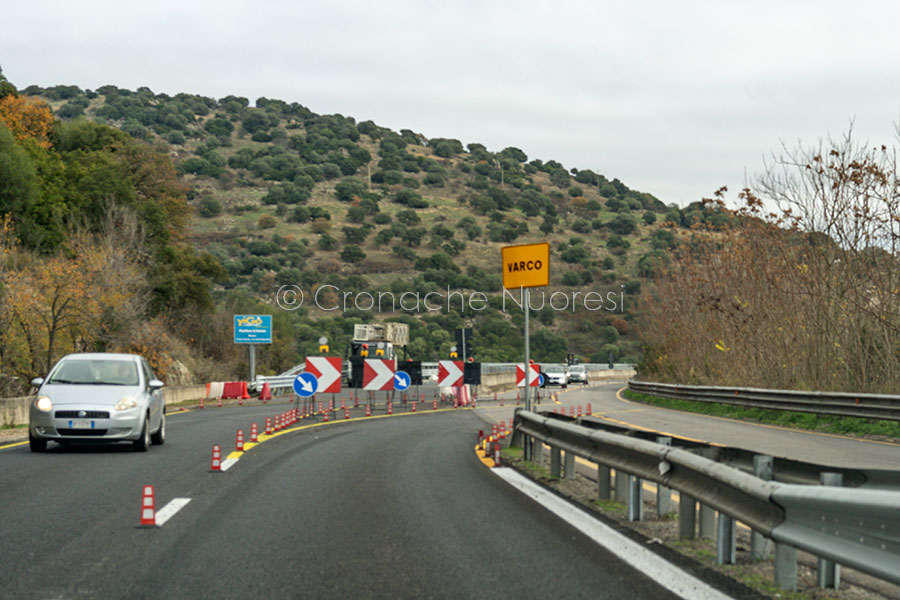 Tir perde il carico di legname sulla statale 131 DCN: svincolo chiuso a Nuoro