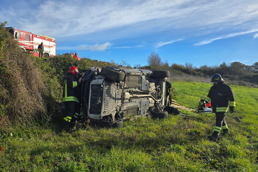 Land Rover perde il controllo, sfonda un muretto, e si ribalta in un campo