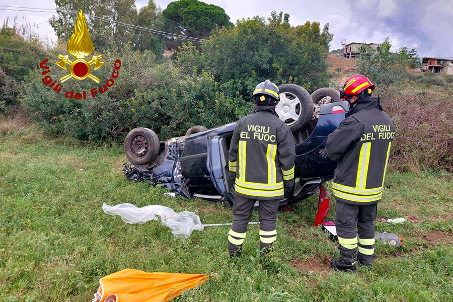 Perde il controllo dell’auto e si ribalta fuori strada: ferita una ragazza