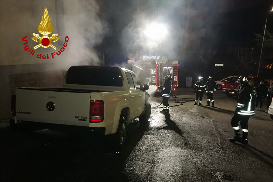 Notte di fuoco a Nuoro: pickup in fiamme in via Neruda