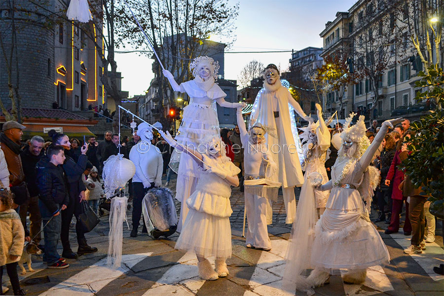 Magia “White STARS” alle Grazie. L’accensione dell’albero lancia ufficialmente il natale – VIDEO SERVIZIO