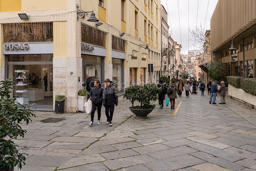 Nuoro, il centro “scollegato” dal mondo: da quattro giorni Corso Garibaldi torna al Medioevo digitale