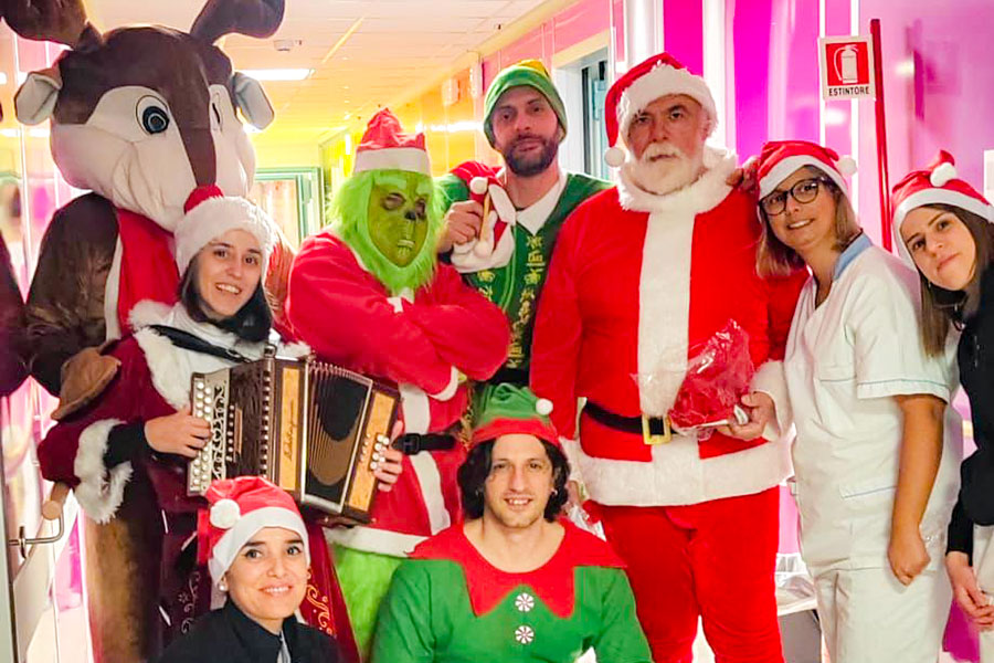 Nuoro solidale: il sorriso di Babbo Natale e dei suoi aiutanti al San Francesco