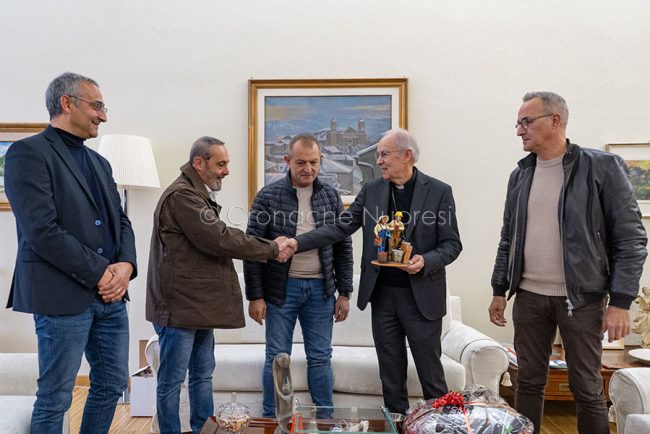 Un momento dell'incontro con monsignor Mura (foto S.Novellu)