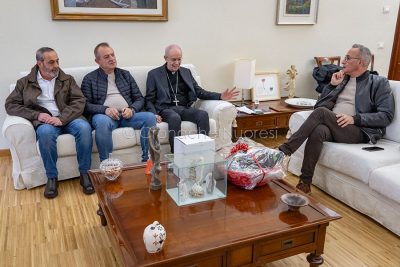 Un momento dell'incontro con monsignor Mura (foto S.Novellu)