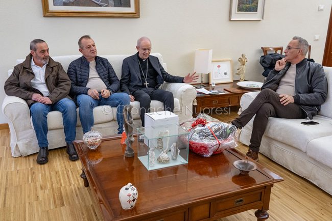 Un momento dell'incontro con monsignor Mura (foto S.Novellu)