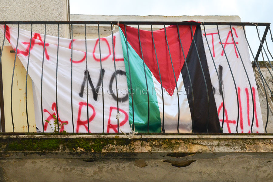 «La solidarietà non si arresta»: a Nuoro scoppia la protesta dei collettivi pro-Palestina