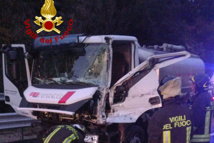 Nuoro. Frontale tra due camion: ferito rimasto incastrato nel mezzo pesante