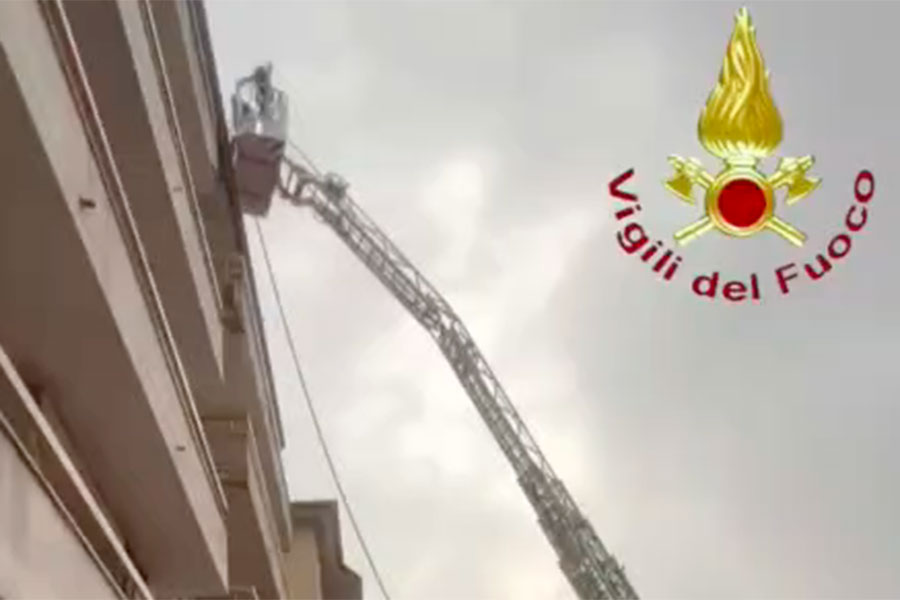 Nuoro. Caldaia condominiale a fuoco per un guasto: strada chiusa  – VIDEO